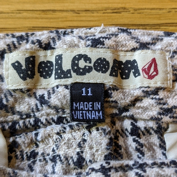 Volcom Plaid Sz 11 Cuffed Shorts - Picture 2 of 11